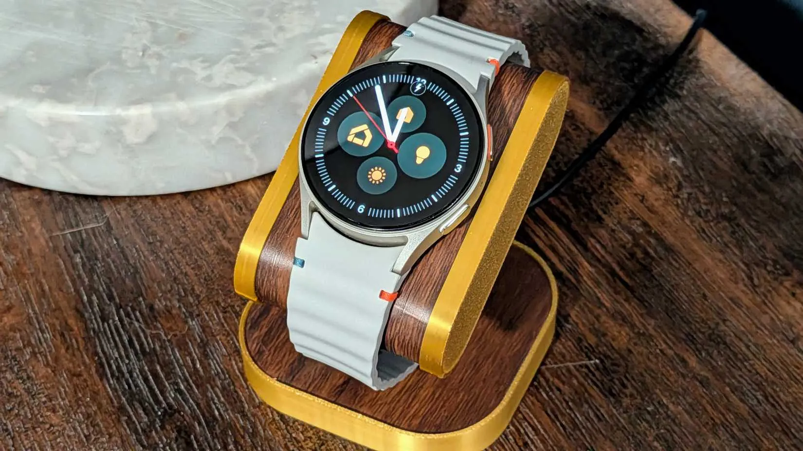 Convenient controls in a compact size. image 1